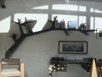 Sous les arcades de l'avenue Daumesnil, un élégant système d'étagères, déjà repéré antérieurement.