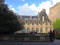 ... avec aujourd'hui un ballon rouge échappé ...