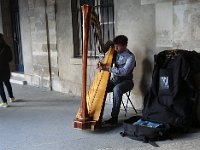 ... où, comme souvent, on peut écouter des musiciens.