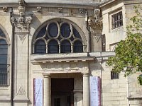 Détail non remarqué auparavant :  les ovales de pierre sont loin d'être parfaits.