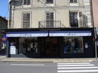 Un magasin ayant conservé son entrée à l'ancienne. Maniglier est encore un nom répandu parmi les 16000 sallanchards.