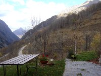 Un peu tristounet devant la maison des Rivron ...