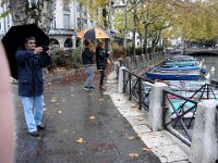 Il pleut un peu, mais cela ne décourage pas les touristes de prendre quelques photos ...