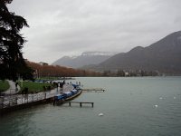 Au -delà du lac, le Parmelan, déjà un peu enneigé.