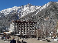 Justement, de l'autre côté de la vallée,  voici le Brévent (2525 m), sommet sud du massif des Aiguilles Rouges. Par contre l'immeuble récent n'est pas une réussite !