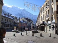... puis du centre ville. Dôme et Aiguille du Goûter. Pour revoir le plus haut sommet (4809 m), caché à gauche ...