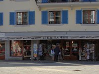 Une grande librairie, qui surprend un peu ici.