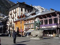 Évidemment, on photographie  Horace Bénédict de Saussure avec son guide  pour le Mont Blanc en 1787, Jacques Balmat. Mais ce dernier avait déjà conduit au sommet  Michel Gabriel Paccard le 8 août 1786.