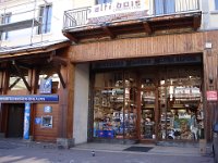 Souvenirs passe-partout pour touristes, mais la devanture en bois est intéressante.