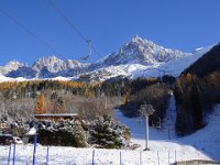 En quittant Chamonix, un petit tour par les Bossons, pour une meilleure vue sur l'Aiguille du Midi (3842 m). Malheureusement le télésiège pour monter au glacier est fermé.