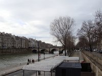 La manif est après le pont Marie, vers l'ïle Saint-Louis.