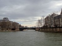 En aval, le pont Notre-Dame.
