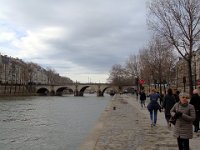 Les gens arrivent peu à peu.