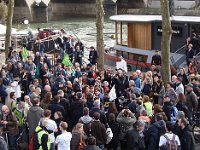 C'est à qui se fera prendre en photo avec elle.