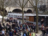 Au moins, cela fait un spectacle pour les touristes des bateaux-mouches.