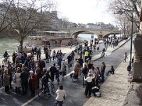 Un des organisateurs essaie d'emmener les cyclistes faire un tour, sans grand succès.