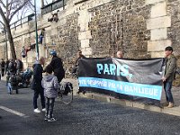 Quelques personnes faisant leur contre-manif.