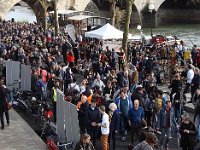 C'est la fin des discours, la plupart des gens partent, mais ...