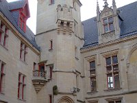 En particulier la bibliothèque Forney a été entièrement refaite en 2017. On aperçoit l'éclairage moderne au premier étage.