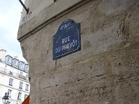 ... la rue du Prévôt (donnant sur la rue Saint-Antoine), nom  donné en 1877 en souvenir du prévôt Hugues Aubriot, le bâtisseur de la Bastille. Vers 1300, c'était juste la rue Percée.