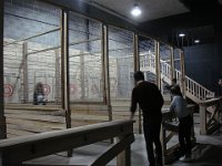 Juste à côté, le nouveau sport à la mode : le lancer de hache.