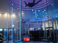 ... propulsé par le vent de 200 km/h généré par la turbine en dessous.