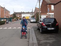 Et comme les voitures envahissent les trottoirs, les piétons vont sur la rue. Mais la circulation est faible.