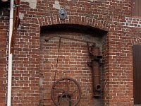 ... et une ancienne pompe, conservée pour la décoration.