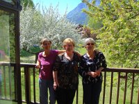 .... fait un bel arrière-plan pour les trois copines du club des septantes.