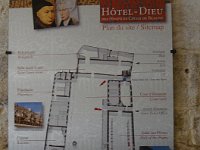 Plan de la partie visitable : la cour intérieure et les pièces l'entourant. L'Hôtel-Dieu a été fondé au XVe siècle par le chancelier des ducs de Bourgogne Nicolas Rolin et son épouse Guigone de Salins.