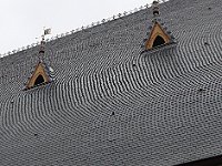 Détail montrant les quelques irrégularités inévitables avec de l'ardoise naturelle.