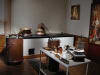 Dans le laboratoire, c'est un autre genre de cuisine. Alambics, athanors, mortiers.