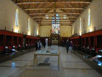 Dans la salle des Pôvres, murs et charpente du XVe siècle.