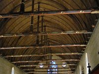 Plafond en carêne de bateau inversée et poutres à engoulants  en chêne décoré.