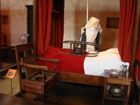 Des lits bien équipés, même si parfois partagés tête-bêche. (reconstitution faite au XIXe siècle). On remarque la cordelette pour aider le malade à se redresser et le tunnel de lit à chaufferette intégrée. Vaisselle en étain.