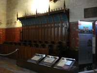 La chapelle est au bout de la salle, ...