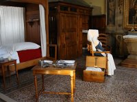 Après la visite en 1658 de Louis XIV, qui vit d’un mauvais œil la promiscuité entre les sexes, elle fut attribuée aux hommes.