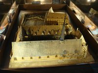 Sur cette autre maquette (paille et carton), faite par un soldat ou un marin en remerciement des soins reçus, on peut apercevoir la partie non visitable (parc et logements).