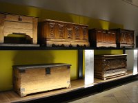 En allant vers la salle Saint-Louis. Derrière chaque lit il y avait un coffre à vêtements.  Ceux des pôvres ... et ceux des riches !