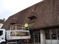 En face, une manière originale d'arroser les balconnières.