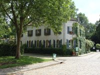 C'est la partie ouest, la plus « tous usages » (pelouses libres pour jeux) qui sera amputée. Restent quand même les trois jardins plus sophistiqués.