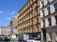 Rue Moreau, la façade ocre pâle de l'immeuble.