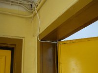 À l'entrée du studio, l'affreux câble coaxial que le locataire a fait installer ...