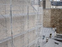 Sinon, sur l'immeuble à côté,  réfection du mur, avec un impressionnant échafaudage reposant sur un toit en pente.
