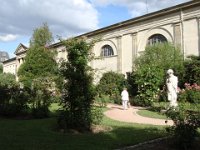 À droite, l'Amour captif, de Félix Sanzel (1829-1883)