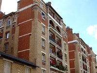 De l'autre côté du Jardin des plantes, des immeubles en brique, décorés ...