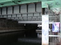 ... sauf à se glisser dans l'ouverture au-dessus de la porte. Faite par des SDF ?