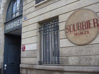Rue de Reuilly, un loueur de meubles depuis 1850. Entre autres du mobilier XVIIe siècla.