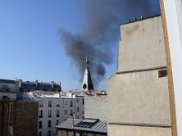 Depuis le studio on voit un incendie et on entend les pompiers.