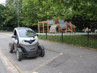 Alors autant aller à l'aire de jeu proche, en admirant au passage cette mini-voiture.